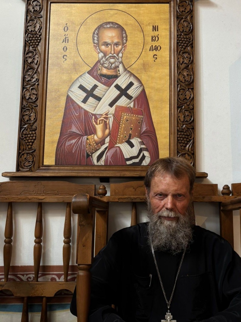 Свещеник Николай Митев от храм Свети апостол Андрей Първозвани във Варна, облечен в расо в храма